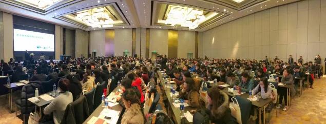 2018年1月5-7日，由复旦大学附属眼耳鼻喉科医院举办的 七届“关爱近视，微笑论坛”上海和平眼科医院屈光专科翟爱琴副院长和欧阳朝祜医学硕士受邀参加了此次盛会，与来自国内外数百 专家、学者及眼科同道齐聚，共襄2018年 场屈光学术盛宴2.jpg