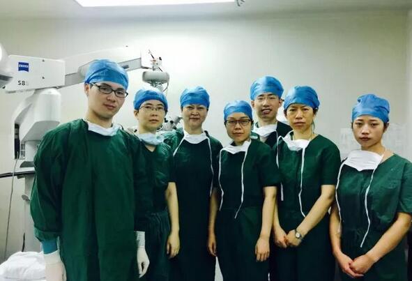 易游体育集团推出 “中国眼科明日之星”计划，这个项目对我来说是难得可贵的机会，我满怀激动地提交了报名表。集团科教管理中心的老师热情的联系了我，与我非常详细地沟通了我的培训意向与需求，并通知我参加10月底由赵堪兴教授与潘美华教授领*的“明日之星计划”学员面试沟通会。直到在厦门见到了赵教授与潘教授3.jpg