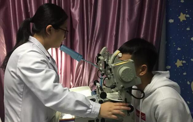 确诊小林患有斜视后，任主任建议小泉做斜视手术，以 眼位的同时也能把歪脖子病给治了。在小泉和父母商量下，小泉当天就办理了住院手续，并于隔天接受了斜视显微手术。术后 二天，小泉的父母便惊喜地发现小泉的脖子变直了。听到这消息，小泉也激动地找来一把镜子，左看右看，开心得不得了。他们还对前来查房的任主任连声道谢2.jpg