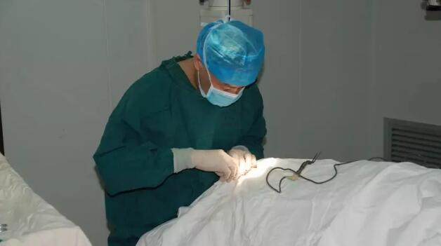 毕业于同济医科大学的周太平，早年进修于北京医科大学整形 ，还经常到美国做学术探讨及学习较 的眼整形美容技术。作为易游体育集团眼整形学组组长、厦门大学附属厦门眼科中心眼整形学科带头人，周太平以其“高明医术”吸引上千名外地患者前来求诊。2.jpg