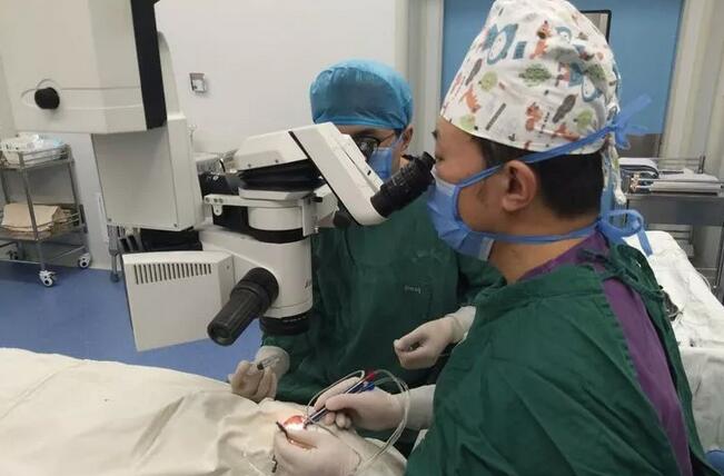 上周六，新沂复兴眼耳鼻喉医院下乡防盲义诊队带来了抗美援朝英雄刘大爷。视力模糊多年的刘大爷到院检查测出右眼视力为0.04，左眼视力为0.02，经过新沂复兴五官科医院孟觉天主任系统的检查，发现刘大爷得的原来是老年性白内障，核性混浊已经达到三 2.jpg