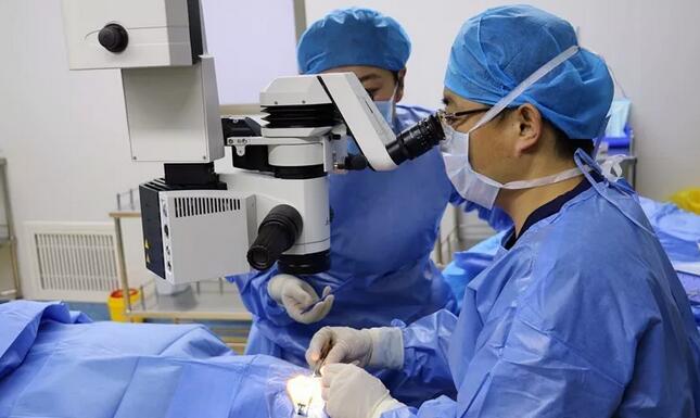 为关爱沂蒙老区人民眼部健康，临沂眼科医院现征集100位白内障患者，到院检查后， 符合手术条件，就可以 进行白内障手术!刚刚在临沂眼科医院做完白内障的姜阿姨，对于临沂眼科医院此次公益行动感激不已1.jpg