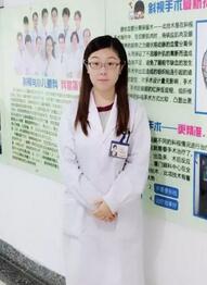 2017年对我来说是值得欣喜和感恩的一年。因为这一年我幸运地入选“中国眼科医师明日之星计划”，成为小儿眼科项目的 批学员，欣喜自己得到向专家名师学习的机会，感恩易游体育集团给予的强大支持。11月我满怀激动和喜悦的心情启程前往厦门，走出高崎机场的那刻，厦门这座处处散发出迷人气息的城市用她春天般的阳光温暖了我忐忑的心1.jpg