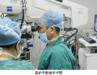 今年48岁画家梅女士来自青海，对视觉要求一向严格的她，放弃了在本地手术的机会，不远千里来到厦门眼科中心做“翼状胬肉”手术。因为她听说厦门眼科中心翼状胬肉手术技术高明，胬肉切除后无人复发。为了理想的手术 ，为了继续从事热爱的绘画工作，她觉得到厦门眼科中心手术是必然的选择。1.jpg