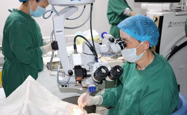 李春英(化名)老人今年72岁，老人患上白内障多年。到医院就诊的时，医院的医生了解到李奶奶平时喜欢看书、旅游，对术后的视觉质量特别在意。经过多方对比医生为李奶奶推荐了多焦点人工晶体。据医院的郝建院长介绍，多焦点人工晶体与传统人工晶体不同，它具有多个焦点，植入眼内后，患者各个距离都能看清楚，术后无需配镜，同时能够 降低夜间眩光，拥有令人满意的视觉质量,能够使眼睛“返老还童”1.jpg