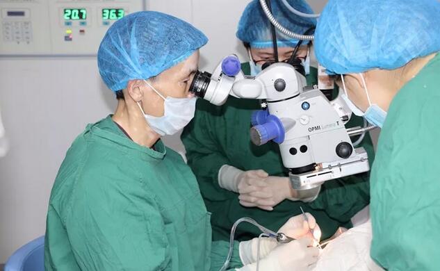 李春英(化名)老人今年72岁，老人患上白内障多年。到医院就诊的时，医院的医生了解到李奶奶平时喜欢看书、旅游，对术后的视觉质量特别在意。经过多方对比医生为李奶奶推荐了多焦点人工晶体。据医院的郝建院长介绍，多焦点人工晶体与传统人工晶体不同，它具有多个焦点，植入眼内后，患者各个距离都能看清楚，术后无需配镜，同时能够 降低夜间眩光，拥有令人满意的视觉质量,能够使眼睛“返老还童”2.jpg