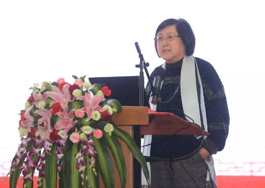 2017年是厦门大学附属厦门眼科中心璀璨夺目的一年，2017我们不仅迎来了20周年院庆，还在医教研等方面取得丰硕成果。门诊量达40多 人次，手术量5 人次，并且顺利通过了国家药物临床试验机构(GCP)资格认定。满怀丰收的喜悦，我们挥手作别砥砺奋进的2017，阔步迈入华章初展的2018。2.jpg