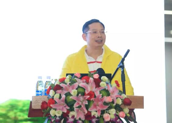 2017年是厦门大学附属厦门眼科中心璀璨夺目的一年，2017我们不仅迎来了20周年院庆，还在医教研等方面取得丰硕成果。门诊量达40多 人次，手术量5 人次，并且顺利通过了国家药物临床试验机构(GCP)资格认定。满怀丰收的喜悦，我们挥手作别砥砺奋进的2017，阔步迈入华章初展的2018。3.jpg