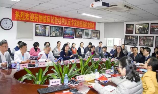 2017年是厦门大学附属厦门眼科中心璀璨夺目的一年，2017我们不仅迎来了20周年院庆，还在医教研等方面取得丰硕成果。门诊量达40多 人次，手术量5 人次，并且顺利通过了国家药物临床试验机构(GCP)资格认定。满怀丰收的喜悦，我们挥手作别砥砺奋进的2017，阔步迈入华章初展的2018。4.jpg