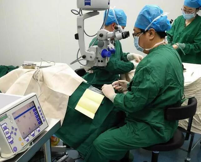 2月3日，百岁老人蒋奶奶白内障术后 好，从安徽理工大附属眼科医院 出院。 　　蒋奶奶因烧伤造成四肢及左眼残疾，近几年来发现右眼看东西越来越模糊，生活充满艰辛。近日听邻居说在安徽理工大学附属眼科医院手术医治了白内障，随后到医院就诊，诊断为右眼白内障，视力仅0.04。老人手术后 二天检查视力达到了0.4，而随着水肿的消退，老人的视力还会逐渐 3.jpg