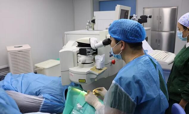 小宋向朋友道出近视对自己的影响，后来朋友告诉小宋，自己的近视是在毕节阳明眼科医院 的，并将医院的详细地址及联系电话给了小宋。2.jpg