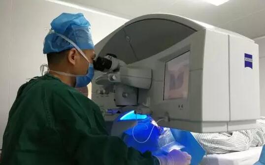 陈先生来到厦门眼科中心屈光手术中心找黎新主任做术前检查。了解到他曽有脑溢血病史，在陈先生做完术前检查后，黎新主任联合内科专家、麻醉科专家以及屈光手术中心的护理团队一起进行了会诊，会诊后专家们一致认为虽然陈先生患过脑溢血，但目前已经 ，而且近年来血压控制得当，以检查的情况来看，目前他的血压控制在120mmHg 85mmHg，属于正常范围内，血压稳定的话通常是可以进行近视手术的。2.jpg