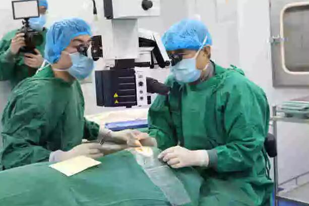 2018年1月， 教授主持《眼表与角膜病发展院士高峰论坛》2.jpg