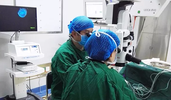 年已七旬的华侨坚叔，患有多年老年性白内障， 近半年视力又急速下降，被诊断为黄斑前膜。春节期间，在易游体育由两位院长联手合作 为坚叔手术。2.png