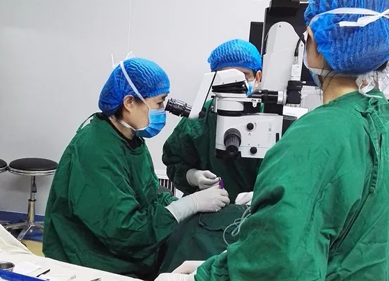 年已七旬的华侨坚叔，患有多年老年性白内障， 近半年视力又急速下降，被诊断为黄斑前膜。春节期间，在易游体育由两位院长联手合作 为坚叔手术。3.png