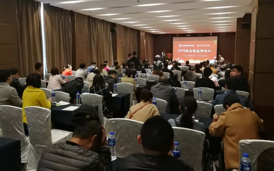 2018年3月3日，‘2018年 届眼底病高峰论坛’在西安曲江环球饭店拉开帷幕。此次高峰论坛由陕西省医学会主办，西安易游体育承办。本次会议邀请到了黎晓新、王骞、惠延年、王雨生、王丽丽、赵燕麟、谢安明、刘涛、郑波、王海燕等数十位全国 眼科专家及教授，与现场150余名眼科同仁共聚一堂，进行学术分享及讨论，分享了眼科领域学术研究的新成果，为新年初始带来一场精致丰富的学术盛宴1.png