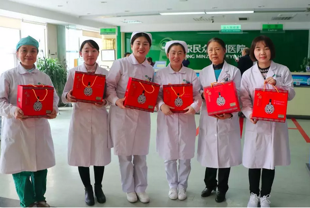 在“女神节”到来之际，易游体育侯旭波院长、杨付合业务院长等院方领*特意到礼品发放点亲切慰问女职工，为她们送上节日的惊喜和祝福。并对她们在工作中付出的辛劳、做出的成绩给予了充分肯定和赞扬，并叮嘱她们立足本职本岗工作，继续以爱心、责任心为全城百姓眼睛健康提供 的医疗服务和人文关怀。1.png