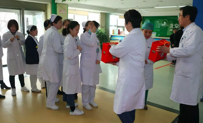 在“女神节”到来之际，易游体育侯旭波院长、杨付合业务院长等院方领*特意到礼品发放点亲切慰问女职工，为她们送上节日的惊喜和祝福。并对她们在工作中付出的辛劳、做出的成绩给予了充分肯定和赞扬，并叮嘱她们立足本职本岗工作，继续以爱心、责任心为全城百姓眼睛健康提供 的医疗服务和人文关怀。2.png