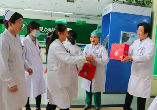 在“女神节”到来之际，易游体育侯旭波院长、杨付合业务院长等院方领*特意到礼品发放点亲切慰问女职工，为她们送上节日的惊喜和祝福。并对她们在工作中付出的辛劳、做出的成绩给予了充分肯定和赞扬，并叮嘱她们立足本职本岗工作，继续以爱心、责任心为全城百姓眼睛健康提供 的医疗服务和人文关怀。3.png