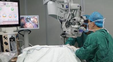 飞秒白内障与普通白内障手术的差别，无“刀”：飞秒激光在制作切口“全程无刀”，使手术切口定位更准确，更规整、术后 更快, 尽可能地降低了医生操作的误差。.jpg