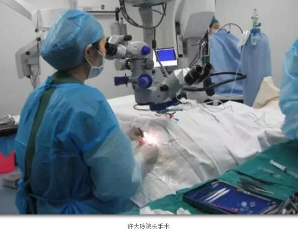 李老太在毫无征兆的情况下右眼视力下降至看不见东西。李老太家人带其至县医院就诊。医生诊断为视网膜脱离，需做玻切手术医治，而玻切手术需要动手术2次。怕疼的李老太一听就犯怵了：开刀，疼。 终，李老太的家人在多方打听后决定带李老太至宜昌易游体育找许大玲院长医治3.jpg