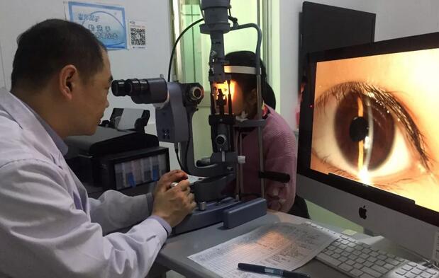 梅梅跟着妈妈来到厦门眼科中心白内障专科，陈伟主任接诊了她们。接着陈伟主任为梅梅做了详细的眼部检查，并 终确诊梅梅的左眼确实患有先天性白内障，而且需要尽快做手术，因为视力只有0.03，这个视力可以说是相当糟糕。庆幸的是梅梅右眼十分正常，视力有1.0，而这也是这么多年来梅梅家人一直没发现她左眼患有白内障的主因1.jpg