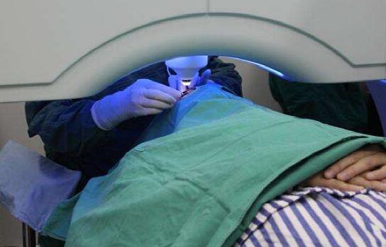 常规的岗前体检大家较为熟悉，而军检却比普通体检更为严格。而由中国国*部颁发的《应征公民体格检查标准》 ，准分子激光手术后半年以上，无并发症，视力达到相应标准，合格。由此可见，近视手术的 和安全性是国家检验和正式认可的.jpg