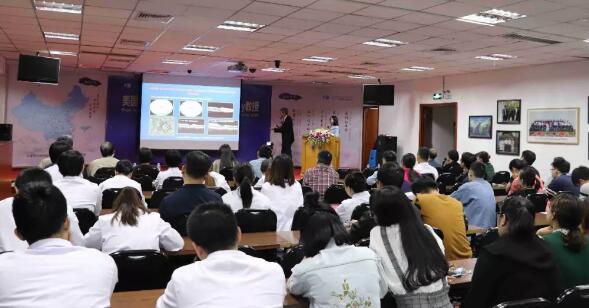 3月27日美国眼底病医生Karl Csaky来到厦门眼科中心进行学术交流和指导，为厦门眼科中心带来了环球 的眼底病医治理念和技术。作为考验眼科医院综合实力的眼底病诊疗一向是厦门眼科中心学术、科研发展的重要对象。在交流开场，厦门眼科中心总院长黎晓新对远道而来的美国医学专家表示热烈的欢迎。她说，专家不辞辛苦来到中国，向我们分享丰富的临床经验和高明的医疗技术，帮助医院提*医疗技术水平，希望医生们能以此次交流为契机，积极、认真地向专家学习1.jpg