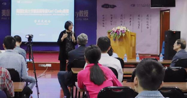 3月27日美国眼底病医生Karl Csaky来到厦门眼科中心进行学术交流和指导，为厦门眼科中心带来了环球 的眼底病医治理念和技术。作为考验眼科医院综合实力的眼底病诊疗一向是厦门眼科中心学术、科研发展的重要对象。在交流开场，厦门眼科中心总院长黎晓新对远道而来的美国医学专家表示热烈的欢迎。她说，专家不辞辛苦来到中国，向我们分享丰富的临床经验和高明的医疗技术，帮助医院提*医疗技术水平，希望医生们能以此次交流为契机，积极、认真地向专家学习2.jpg