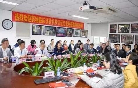 3月28日，为期4天的中国眼底病领域一年一度的学术年会“2018中国眼底病论坛暨环球视网膜研讨会”(RetinaChina 2018)在中国青岛召开。本次论坛由中国环球科技交流中心主办，《中华眼底病杂志》协办，会上翘楚云集，盛况空前，既是眼底病学诊疗领域的高水平年度学术盛会，也是世界眼底专家的一*次交流盛会8.jpg