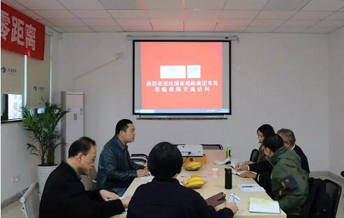 在3月28日法国依视路集团2.5新视代全球副总裁白方华先生一行人访问重庆易游体育时，重庆易游体育总经理张庭胜热情接待依视路集团贵宾一行。本次交流的目的：重庆易游体育和依视路“2.5新视代爱眼大使”健康公益项目希望能一起帮助视力帮助老百姓进行视力 ，提*生活质量，传播爱眼护眼的知识、宣传眼镜对视力 的作用、让更多的人尤其是需要帮助的人群能开始关注呵护自己的眼睛1.jpg