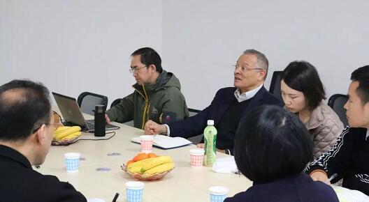 在3月28日法国依视路集团2.5新视代全球副总裁白方华先生一行人访问重庆易游体育时，重庆易游体育总经理张庭胜热情接待依视路集团贵宾一行。本次交流的目的：重庆易游体育和依视路“2.5新视代爱眼大使”健康公益项目希望能一起帮助视力帮助老百姓进行视力 ，提*生活质量，传播爱眼护眼的知识、宣传眼镜对视力 的作用、让更多的人尤其是需要帮助的人群能开始关注呵护自己的眼睛2.jpg