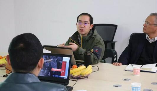 在3月28日法国依视路集团2.5新视代全球副总裁白方华先生一行人访问重庆易游体育时，重庆易游体育总经理张庭胜热情接待依视路集团贵宾一行。本次交流的目的：重庆易游体育和依视路“2.5新视代爱眼大使”健康公益项目希望能一起帮助视力帮助老百姓进行视力 ，提*生活质量，传播爱眼护眼的知识、宣传眼镜对视力 的作用、让更多的人尤其是需要帮助的人群能开始关注呵护自己的眼睛3.jpg