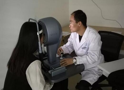 已身为眼科医生的他，因为对手术的了解同时也为了向患者更详尽的解释近视手术，多了解患者术前术后的想法感受，就抱着这么一种想要将心比心的想法做了手术。20年前做的LASIK手术，术后视力 1.0，至今视力一直很好1.jpg