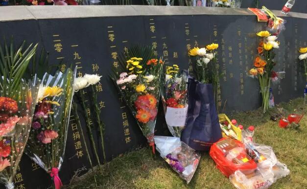 4月4日，厦门大学附属厦门眼科中心在厦门海沧文圃山纪念园里，集体缅怀厦门市遗体、器官、眼角膜捐献者。谢立信院士盛赞厦门眼科中心飞秒激光辅助下深板层角膜内皮移植手术是国内拔萃技术，已成为广大眼科同行学习的榜样2.jpg
