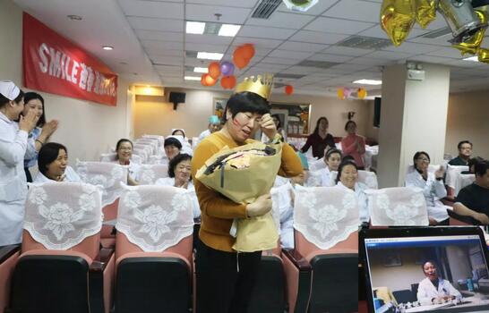 3月30日是易游体育侯旭波院长的生日。侯院长可能不记得今天是她的节日，因为她总是在繁忙中忘记自己的生日。为了给侯院长一个惊喜，顺便提升员工凝聚力，综合办员工早在好几天前就偷偷策划了一通2