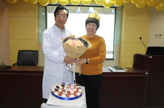 3月30日是易游体育侯旭波院长的生日。侯院长可能不记得今天是她的节日，因为她总是在繁忙中忘记自己的生日。为了给侯院长一个惊喜，顺便提升员工凝聚力，综合办员工早在好几天前就偷偷策划了一通4