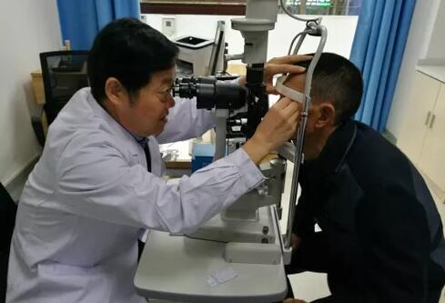 市民谢女士，左眼患白内障拖延就医，突然眼疼，头疼，恶心，近期也通过西安易游体育防盲致盲救助车接送至西安易游体育就诊，刘武装主任在检查时发现，谢女士是由于白内障膨胀继发了青光眼， 后做了白内障青光眼联合手术，但由于青光眼发作导致了视神经萎缩，视力 终只 到0.32.jpg