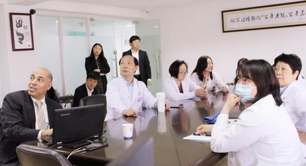 4月10日上午，美国iTrace视功能分析仪的发明者之一、美国 Baylor眼科研究所Joe S. Wakil教授来上海和平眼科医院交流访问，我院郭海科院长、张伟英副院长、晋军主任医师以及其他各科临床医生参加了会议并与Joe S. Wakil教授进行了详尽的交流及经验分享2.jpg