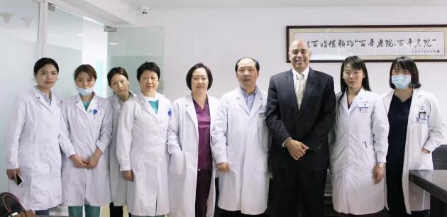 4月10日上午，美国iTrace视功能分析仪的发明者之一、美国 Baylor眼科研究所Joe S. Wakil教授来上海和平眼科医院交流访问，我院郭海科院长、张伟英副院长、晋军主任医师以及其他各科临床医生参加了会议并与Joe S. Wakil教授进行了详尽的交流及经验分享3.jpg