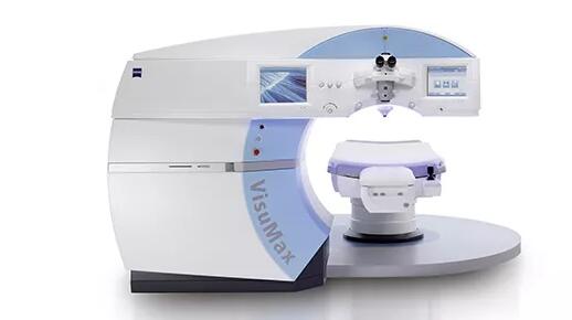 全飞秒激光近视手术，摘镜过程中， 要手术过程均由德国蔡司全飞秒激光仪器完成.jpg