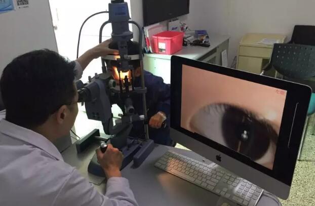 厦门大学附属厦门眼科中心白内障科毛祖红主任医师解释：白内障并不是老人的专属病，小孩也会得。先天性白内障多在出生前后即已存在，或在儿童期内罹患，其中有1/3是遗传因素，还有可能是孕期胎儿宫内病毒感染或者母体妊娠期糖尿病、甲亢、贫血、低钙、低维生素A、晚期缺氧等，以及新生儿代谢紊乱如低血糖，甲状旁腺功能低，半乳糖血症等