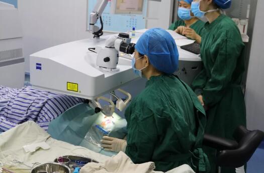 重庆易游体育屈光手术中心职红主任进行详细解答。长期佩戴隐形眼镜 不影响摘镜手术“不正确配戴隐形眼镜，会对眼睛造成一定的伤害，但是不会影响做近视手术， 通过严格的22项术前检查，就能接受适合自己的摘镜手术2.jpg