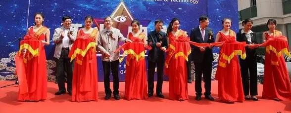 　　2017年4月21日，安徽理工大学附属眼科医院开诊，各 领*、眼科医生、患者代表出席仪式，“关爱环保工人眼健康”项目同步启动。.jpg