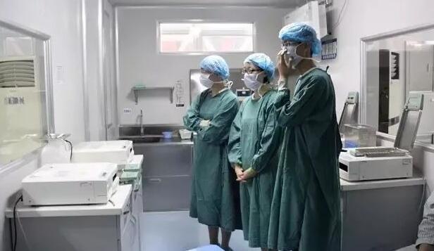 　　2017年8月16日为了帮助更多想摘镜的准大学生们更直接、全面地了解近视激光手术，安徽理工大学附属眼科医院 次举办“近视手术开放日”，召集摘镜体验者和观摩者，亲眼见证近视手术的摘镜全过程。.jpg