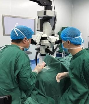 陈女士得知国内出名角膜病专家、原西南眼科医院副院长 教授现在重庆易游体育担任院长，医院有角膜供体资源，怀着 后的光明期待来到了重庆易游体育3.jpg