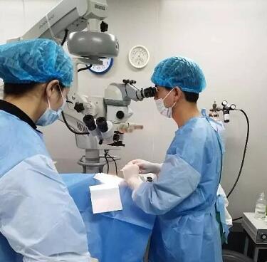 常州谱瑞眼科医院陈兵院长全程站立为驼背患者进行白内障手术1.jpg 常州谱瑞眼科医院陈兵院长全程站立为驼背患者进行白内障手术1.jpg