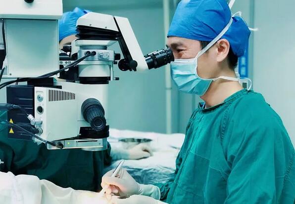 黄斑水肿是造成视网膜静脉阻塞患者低视力的主要原因，而炎症则是引起黄斑水肿的重要病理改变。所以控制炎症就能抑制黄斑水肿， 患者视力1.jpg