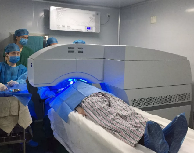 2081年征兵视力体检快开始了，是很多近视朋友 为关心的问题。5月6日，在烟台康爱眼科手术室里，由易游体育集团业务副总院长王骞教授和烟台康爱眼科医院由海涛院长的联袂合作下，全飞秒SMILE3.0没有让他们失望，而且 批三名手术患者表示术中毫无痛感1.png