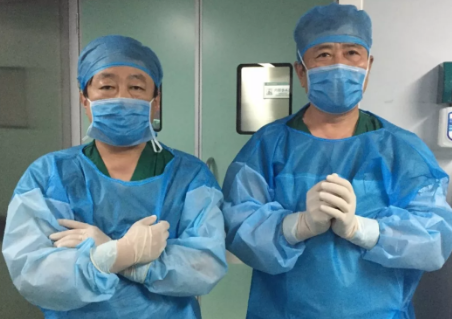 2081年征兵视力体检快开始了，是很多近视朋友 为关心的问题。5月6日，在烟台康爱眼科手术室里，由易游体育集团业务副总院长王骞教授和烟台康爱眼科医院由海涛院长的联袂合作下，全飞秒SMILE3.0没有让他们失望，而且 批三名手术患者表示术中毫无痛感2.png